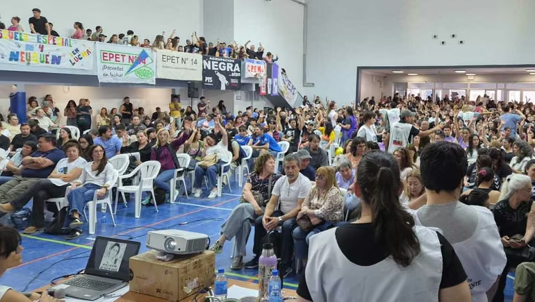Docentes de Neuquén rechazaron la oferta salarial para 2027 y aprobaron un paro de 48 horas